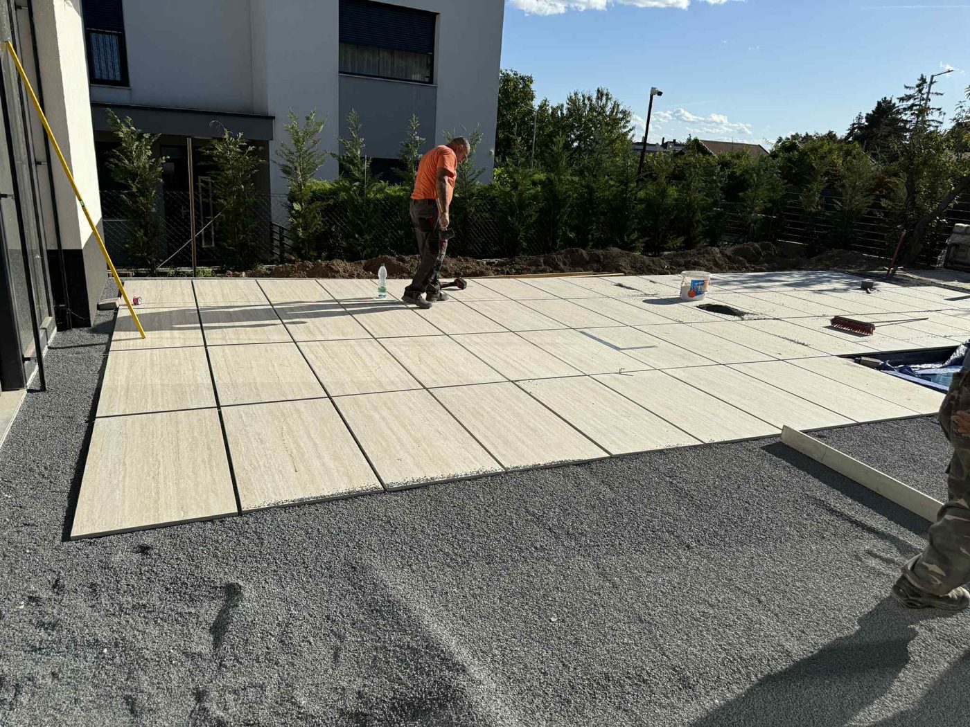 Baldosa 60×40 para el jardín: superficies amplias y modernas