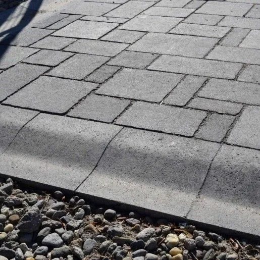 Pavimento de adoquines rematado con bordillo